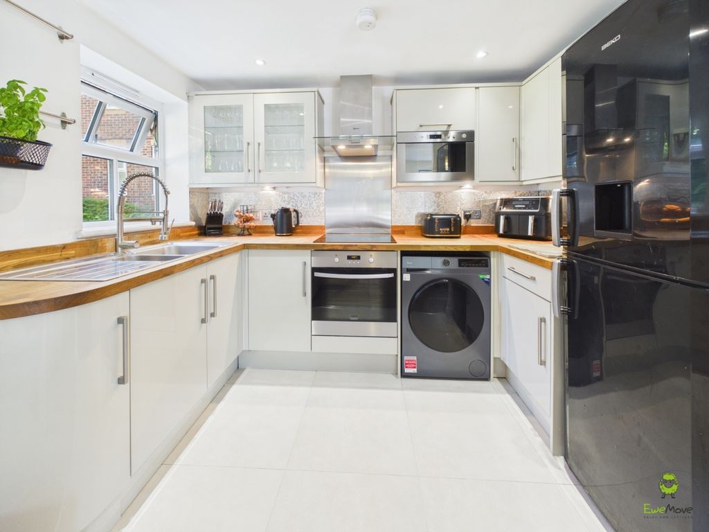 Property photo 2 of 9 Presented By Clinton Crawford At Ewemove Bexley An