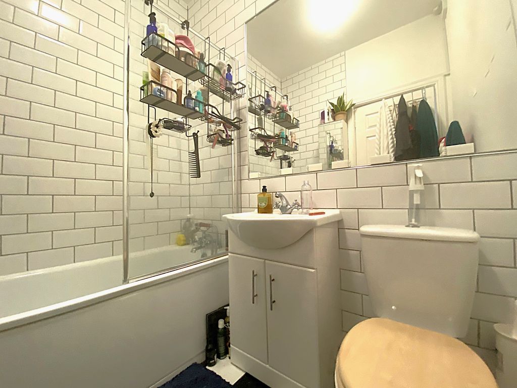 Property photo 3 of 7 Bathroom