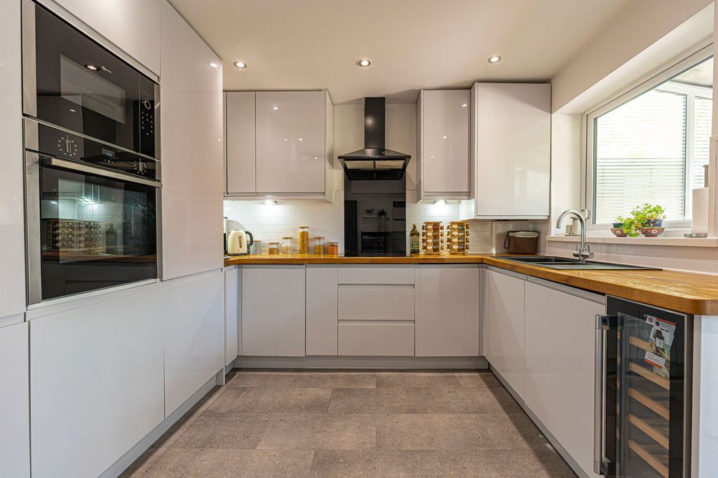 Property photo 1 of 28