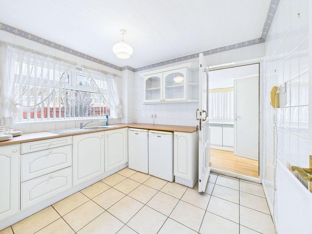 Property photo 3 of 12 Kitchen