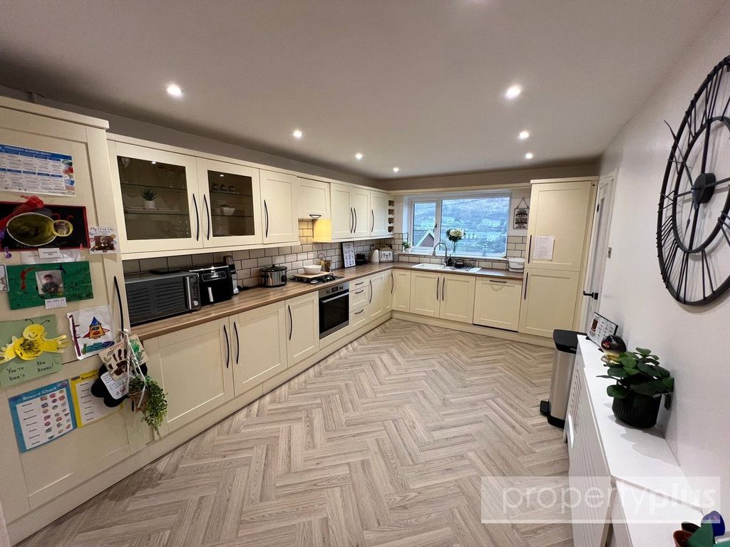 Property photo 2 of 27 Picture No. 19