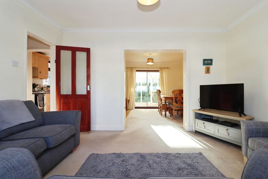 Property photo 3 of 20 Lounge