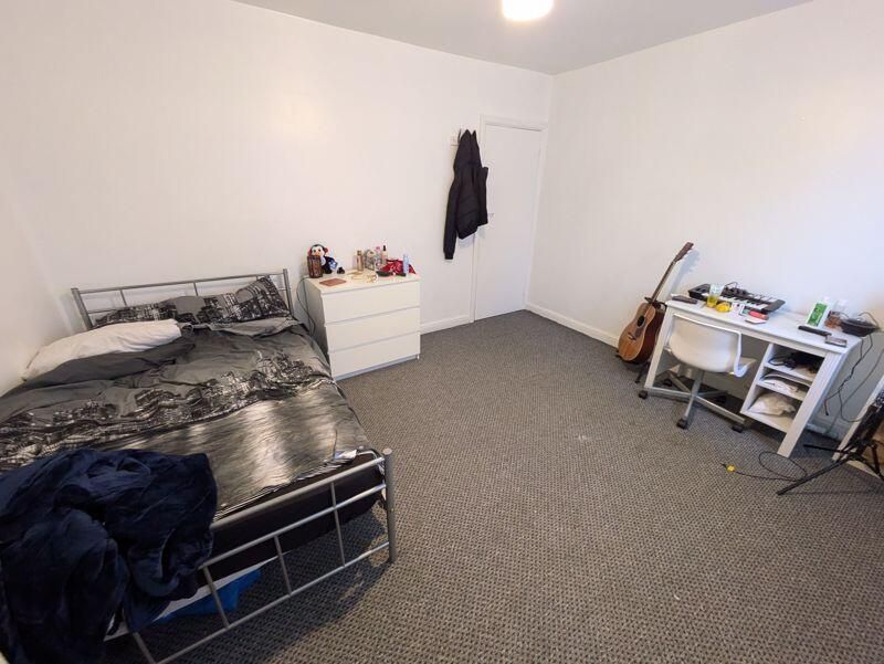Property photo 3 of 11 Bright, Uncluttered Double Bedroom With Neutral De...