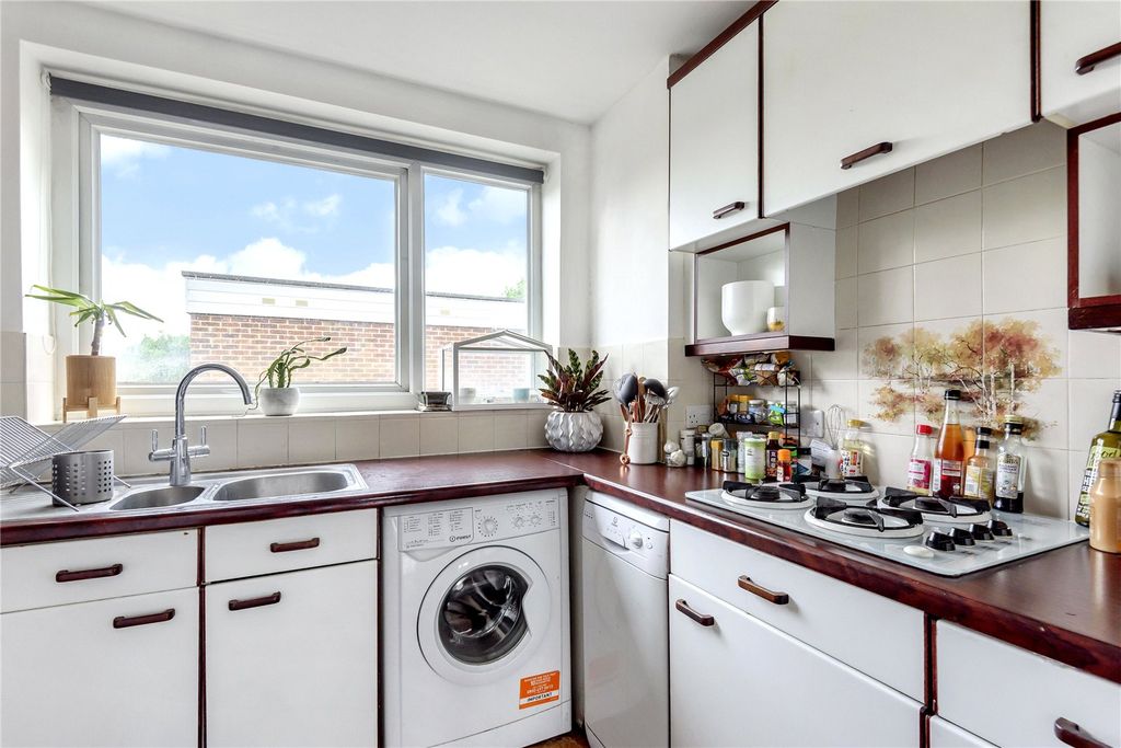 Property photo 3 of 10 Kitchen