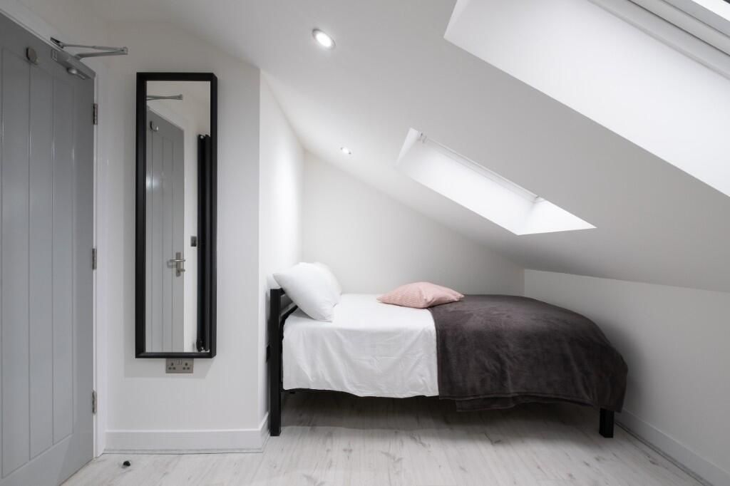 Property photo 2 of 10 A Modern And Bright Master Bedroom Featuring A Com...