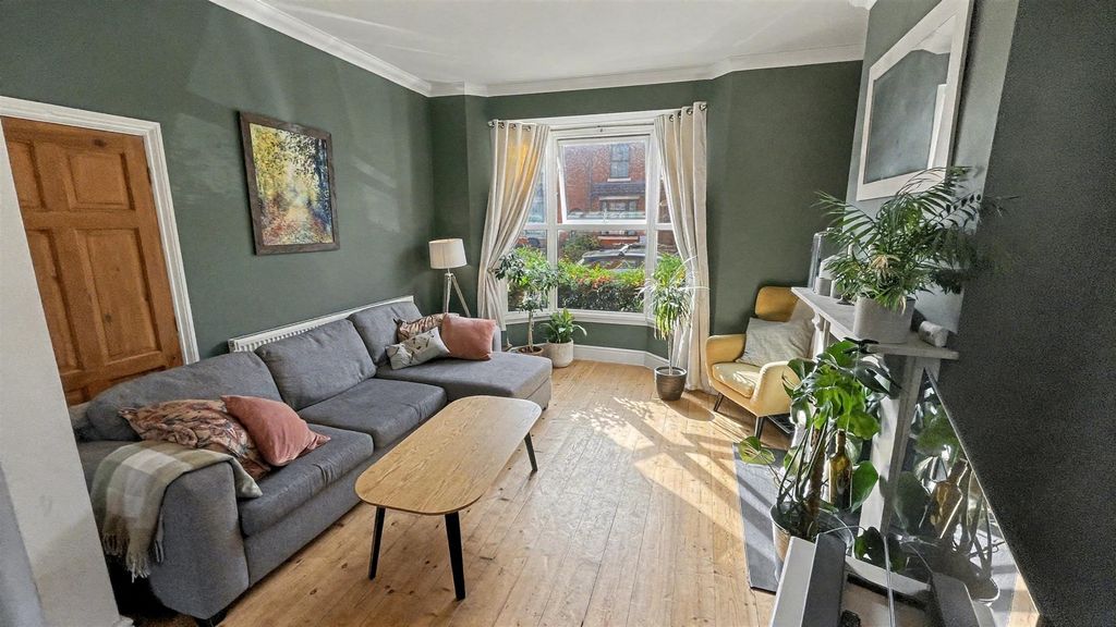 Property photo 2 of 24 Through Lounge