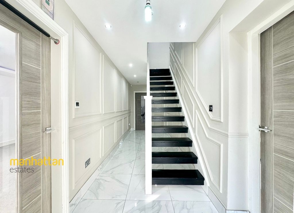 Property photo 2 of 23 Hallway