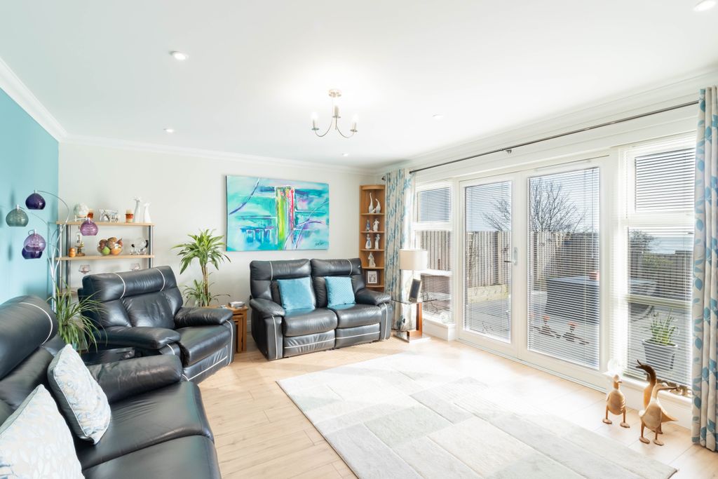 Property photo 3 of 35 Lounge