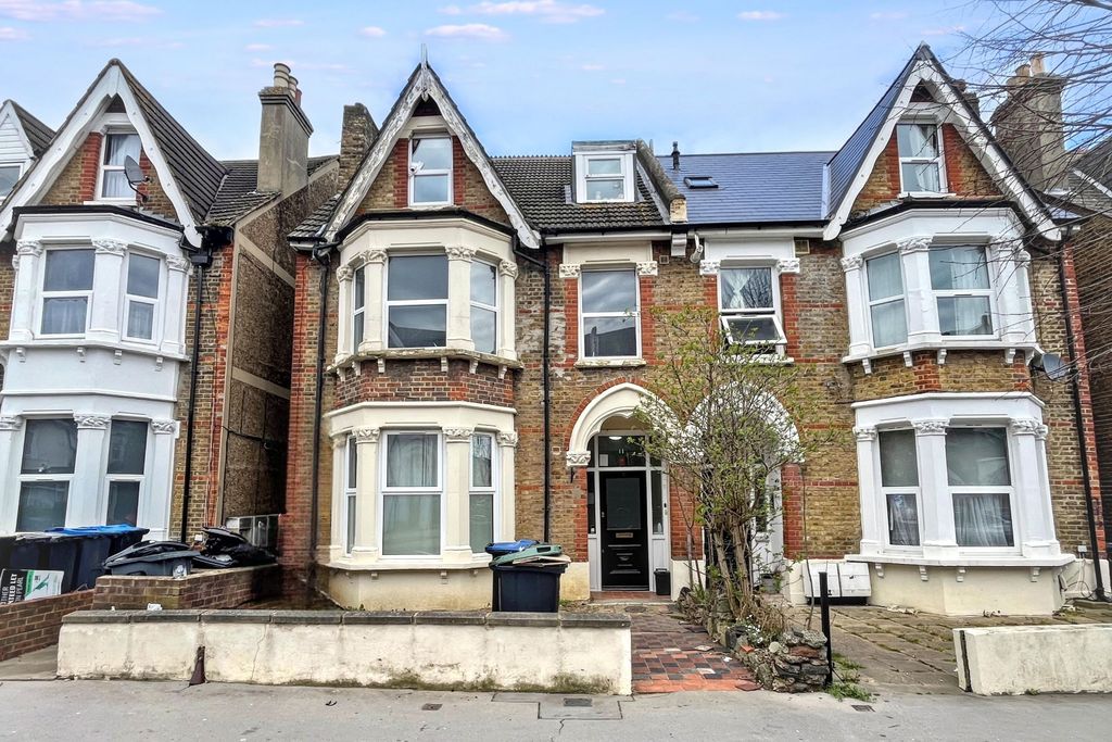 Property photo 1 of 16 11A Oliver Avenue, South Norwood, London, Se25 6Ty