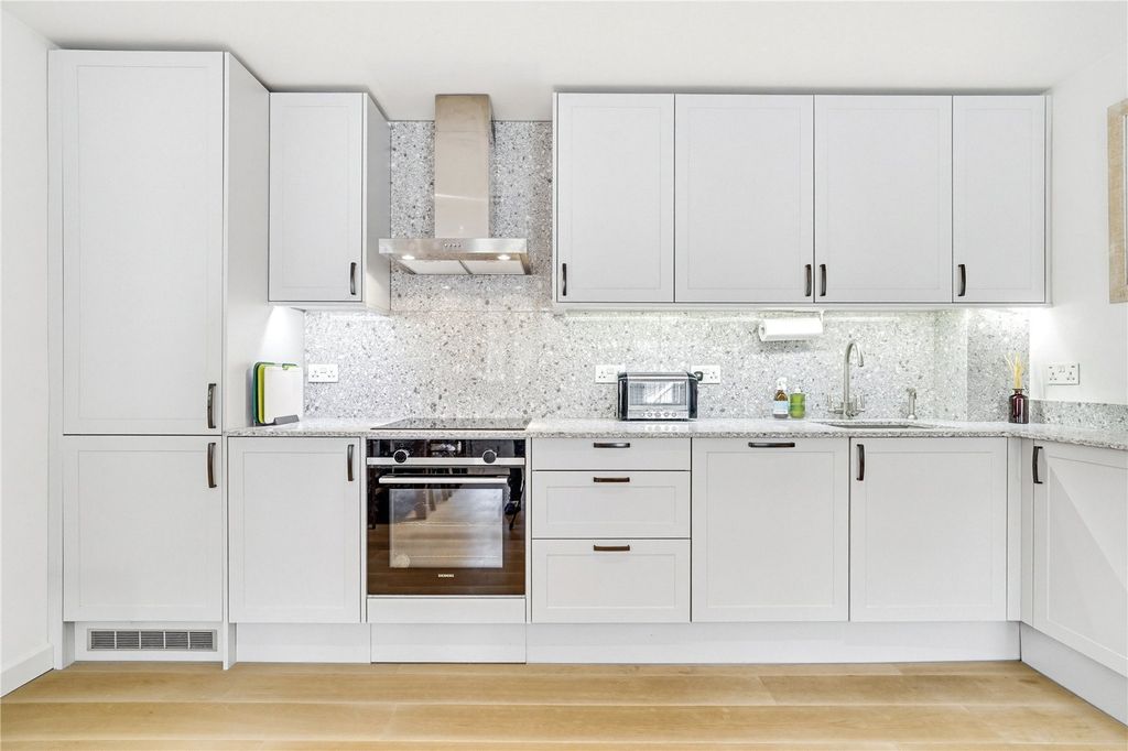 Property photo 2 of 26 Picture No. 18