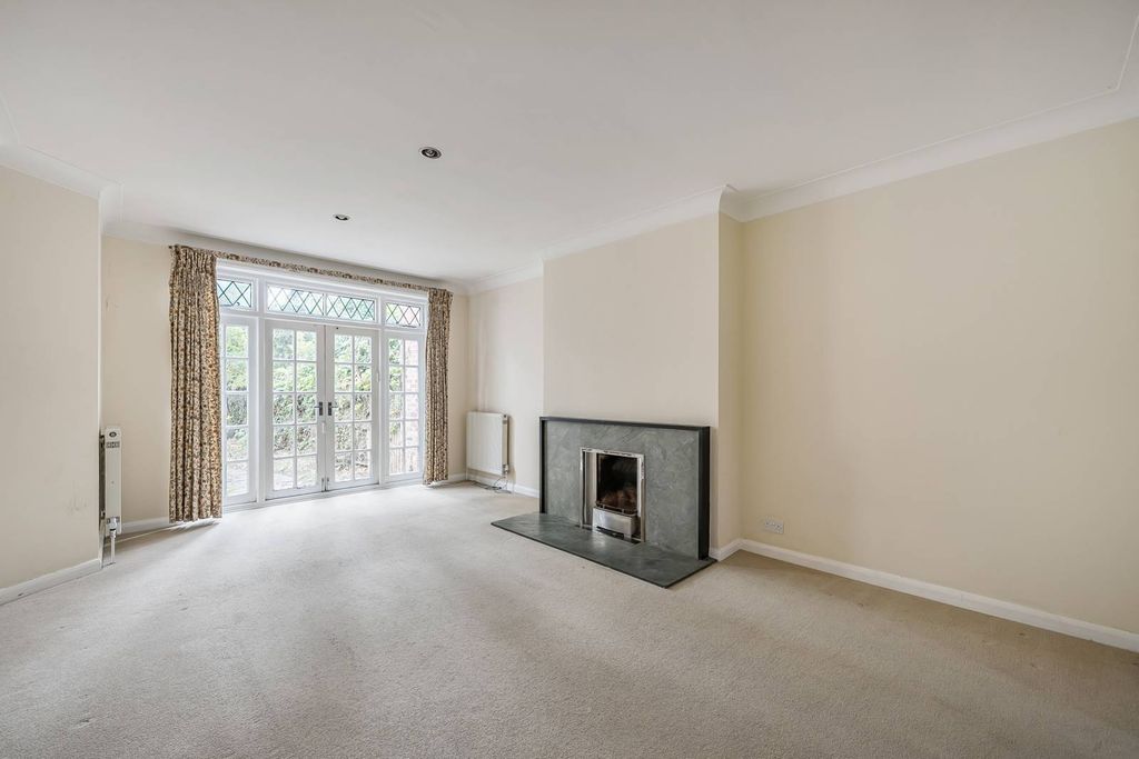 Property photo 2 of 27