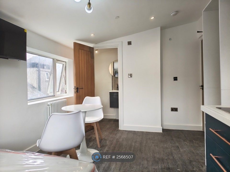 Property photo 3 of 8 Studio