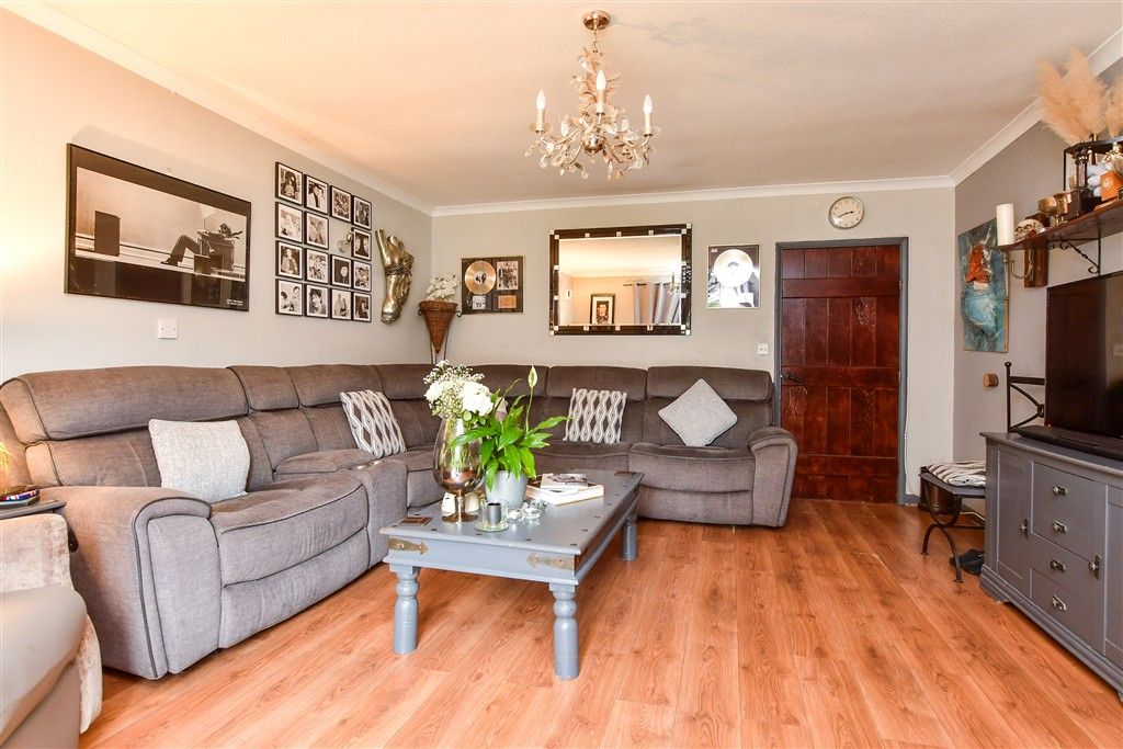 Property photo 3 of 9 Lounge