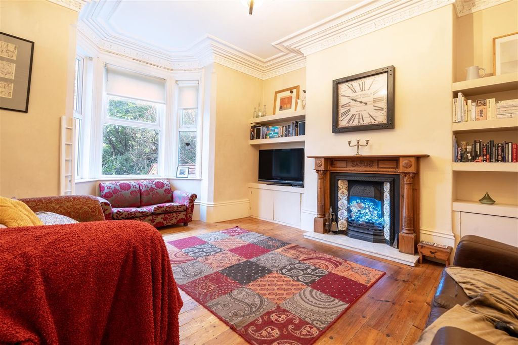 Property photo 2 of 12 Living Room