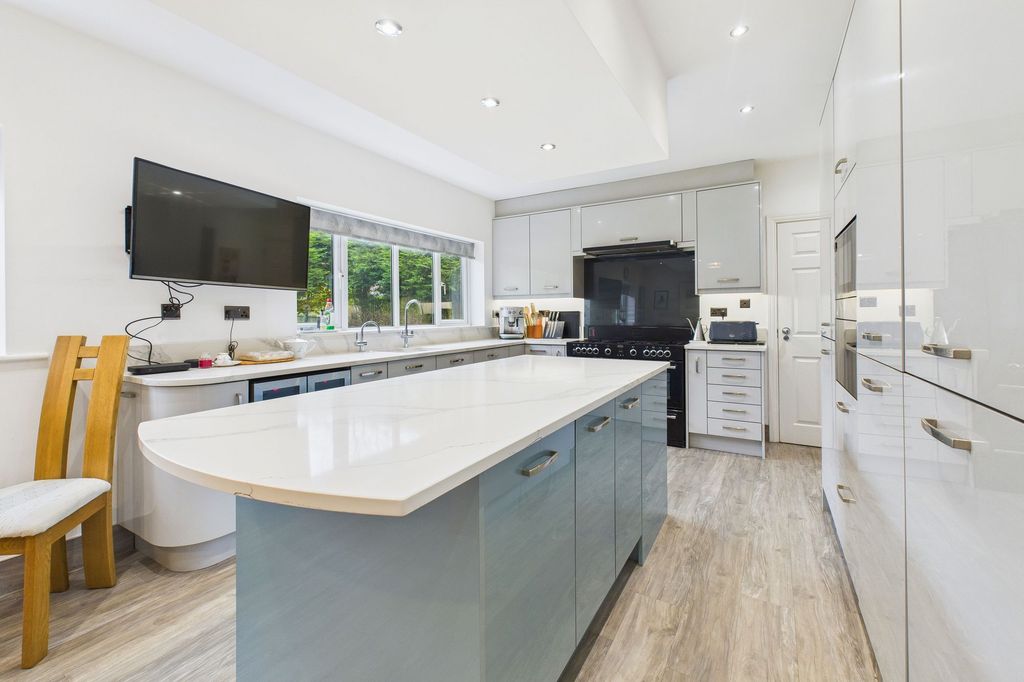 Property photo 3 of 39