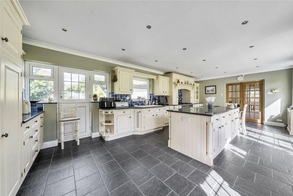 Property photo 3 of 33 Kitchen