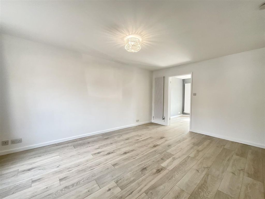 Property photo 3 of 14 Lounge