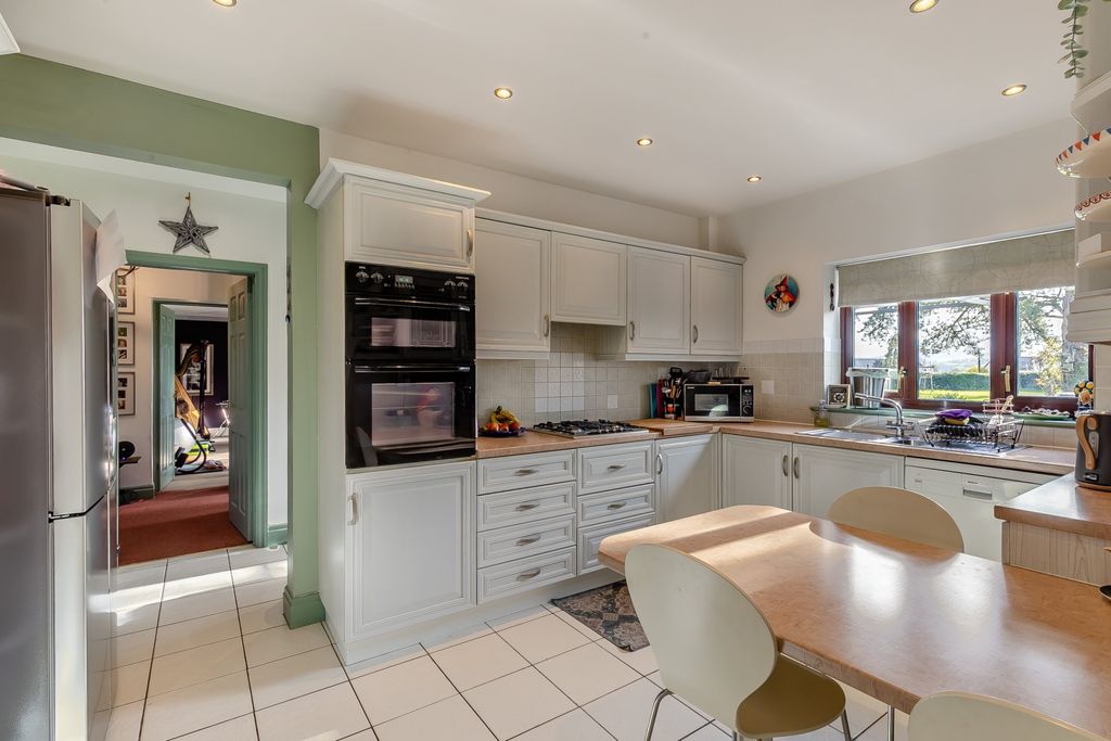 Property photo 2 of 40