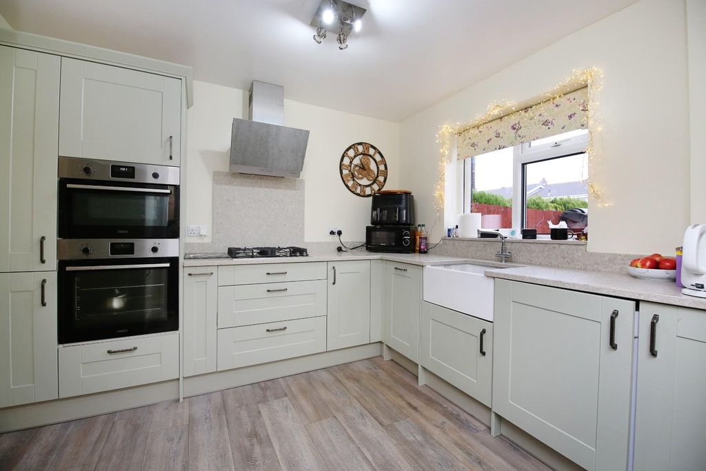 Property photo 2 of 33 Kitchen