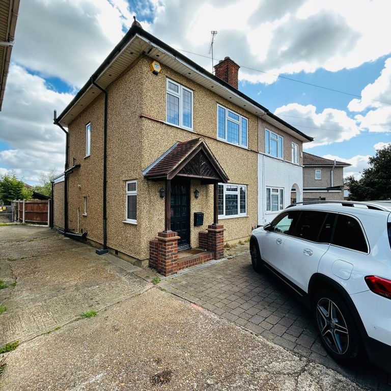 Property photo 1 of 12 3 Bed Semi-Detached House To Rent Lansbury Drive, Hayes Ub4