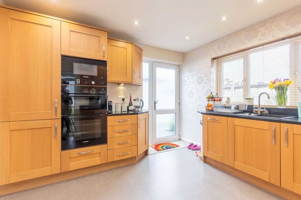 Property photo 3 of 18 Kitchen