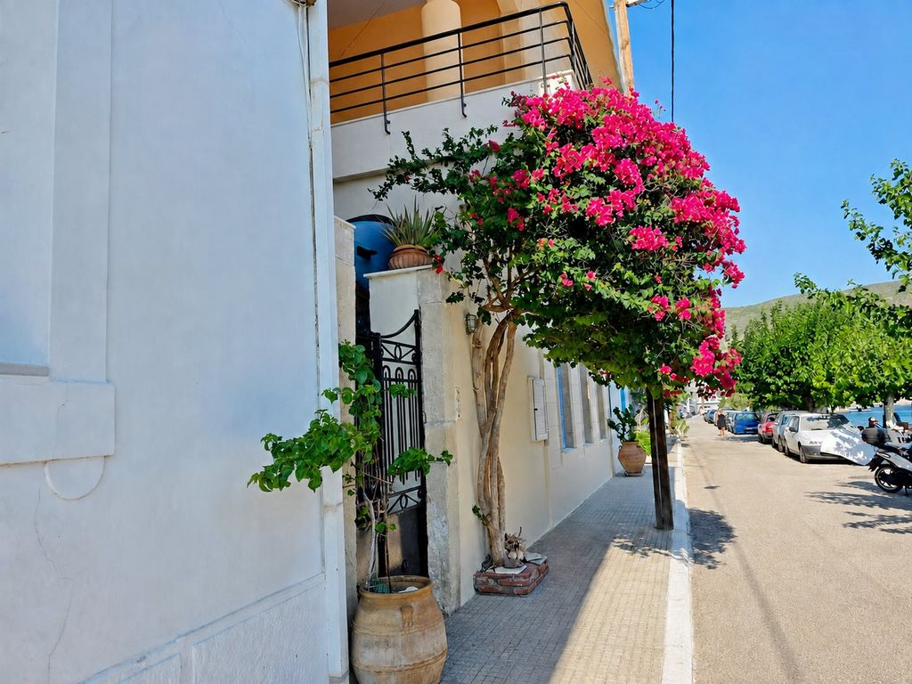 Property photo 1 of 28 - Detached House For Sale, Limni, 133 Sq.m., €800.000