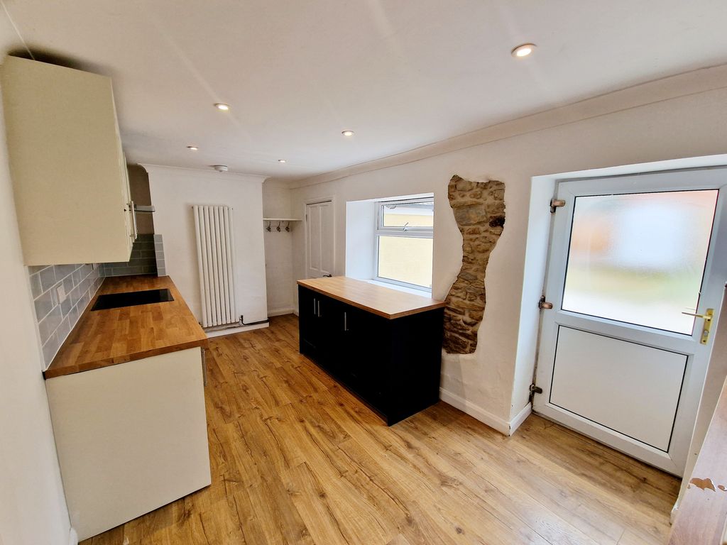 Property photo 1 of 7 Kitchen