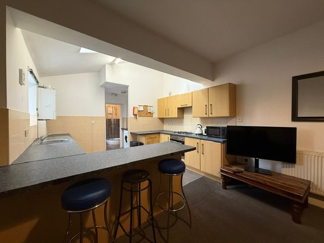 Property photo 3 of 26 Communal Kitchen/Living
