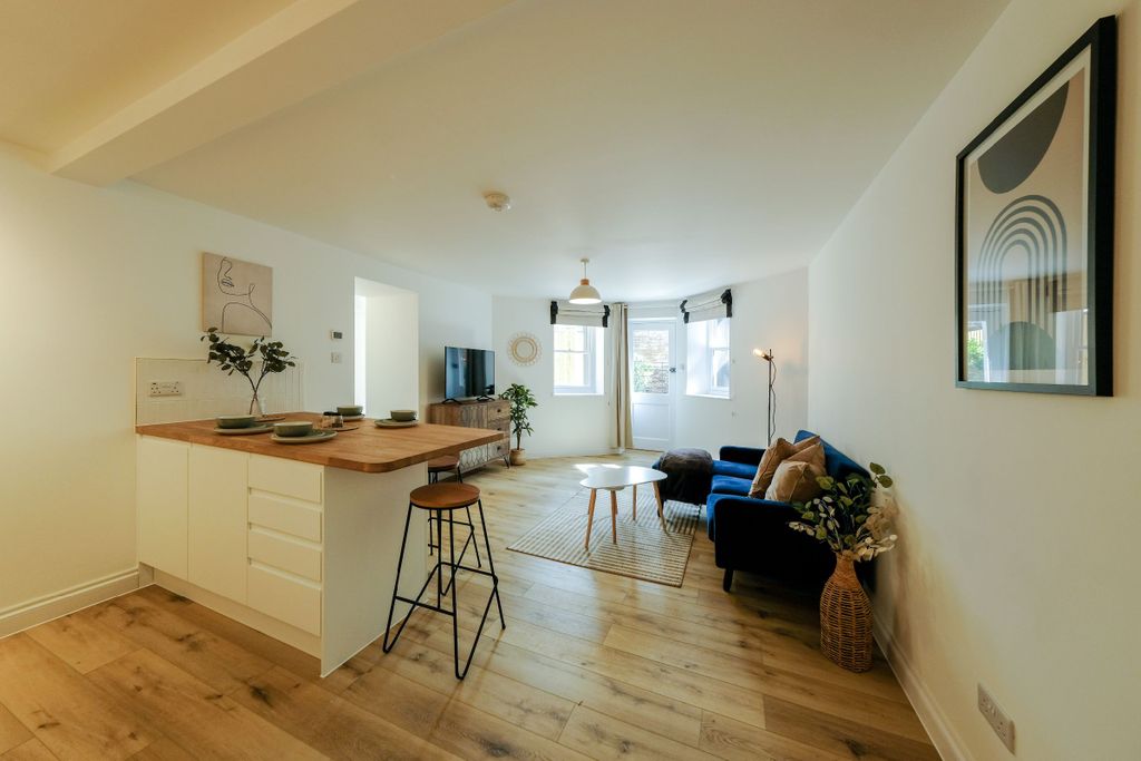 Property photo 2 of 30