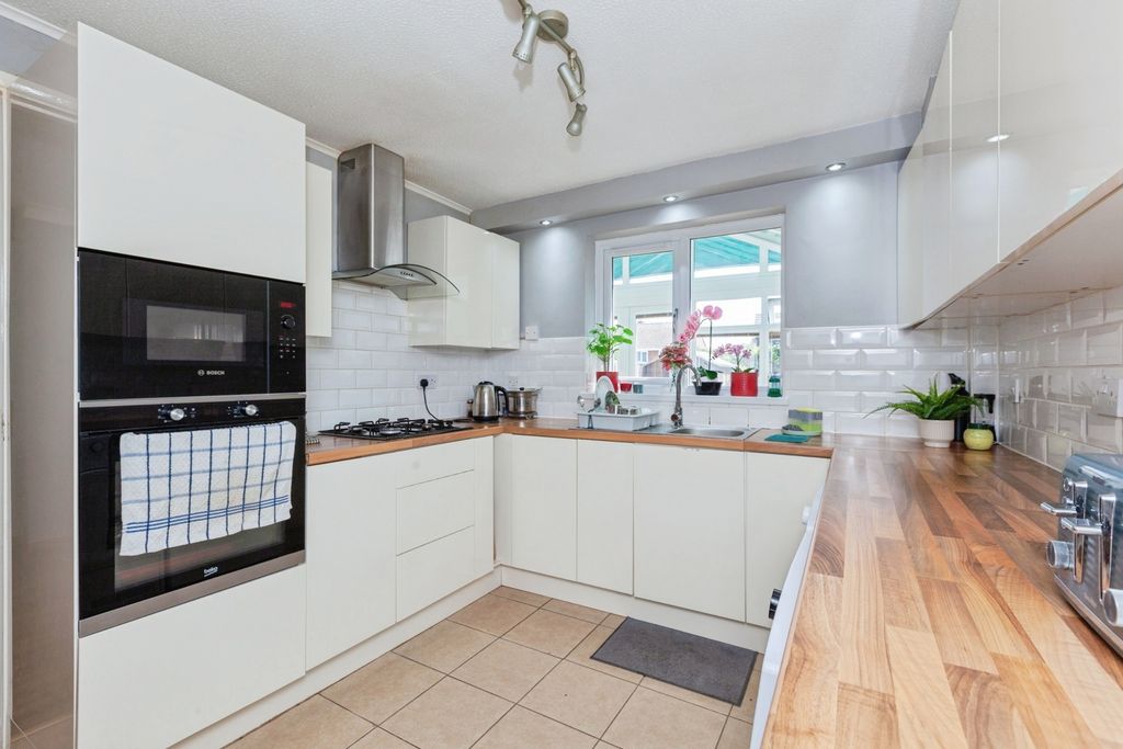 Property photo 3 of 18 Kitchen