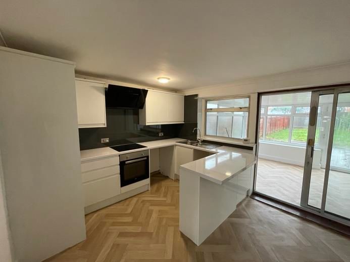 Property photo 3 of 11 Kitchen