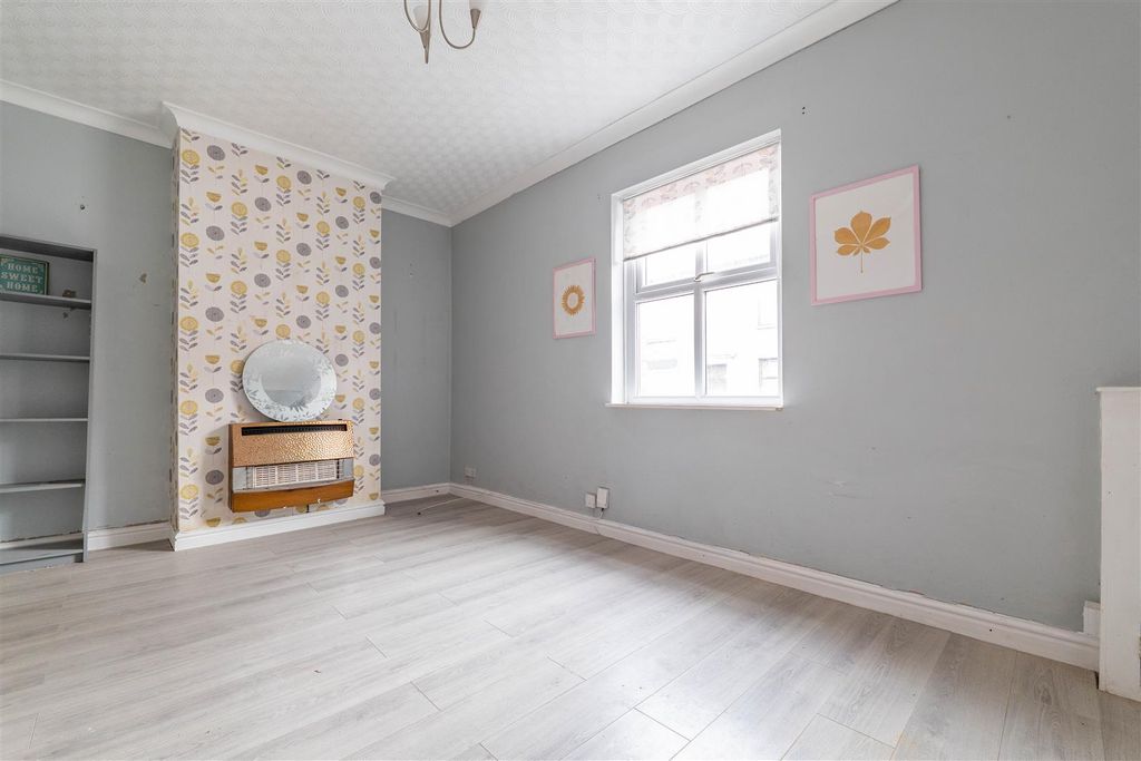 Property photo 2 of 17 Lounge