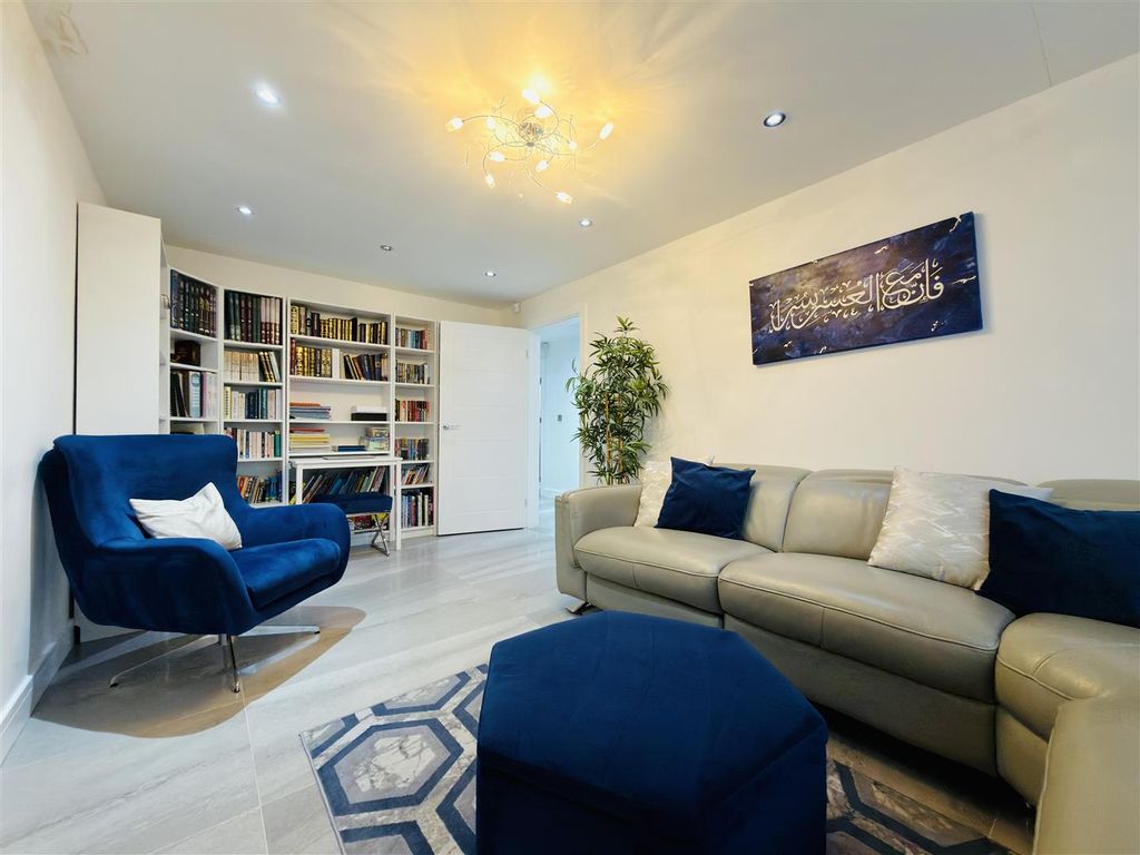 Property photo 3 of 23 Lounge