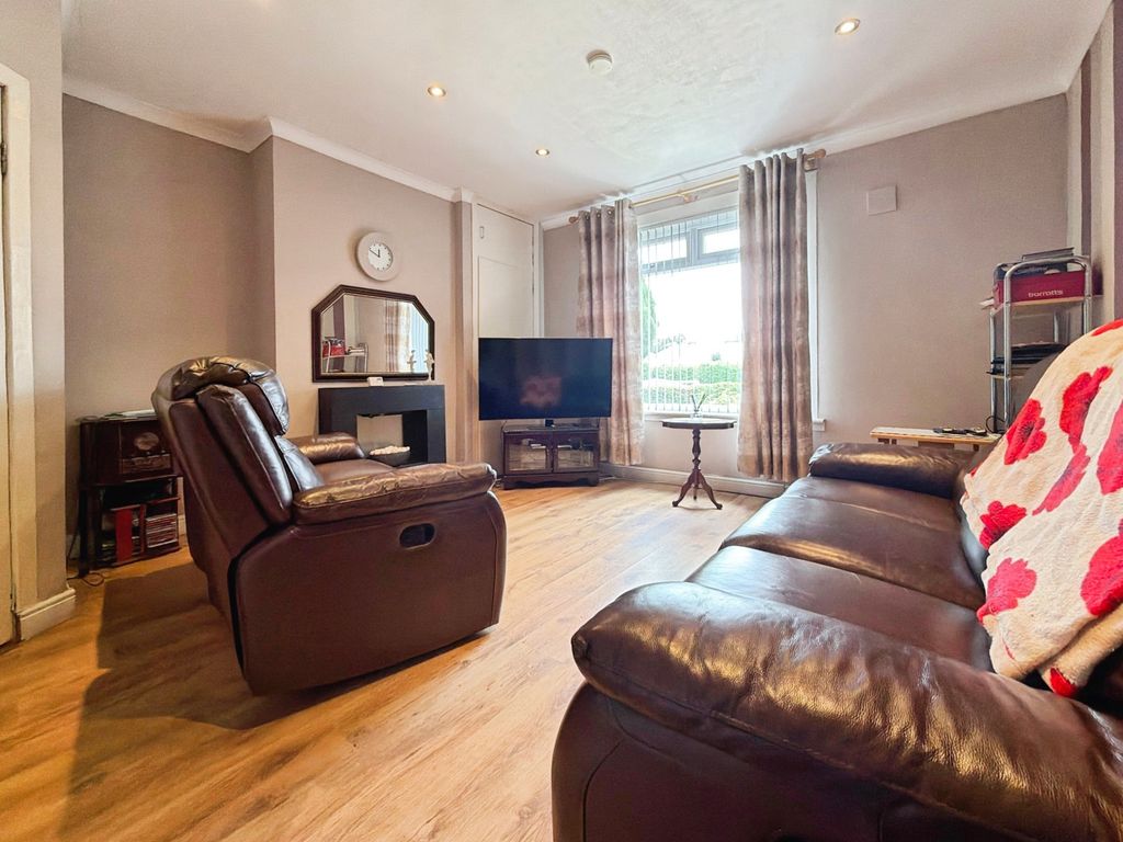 Property photo 3 of 11 Lounge