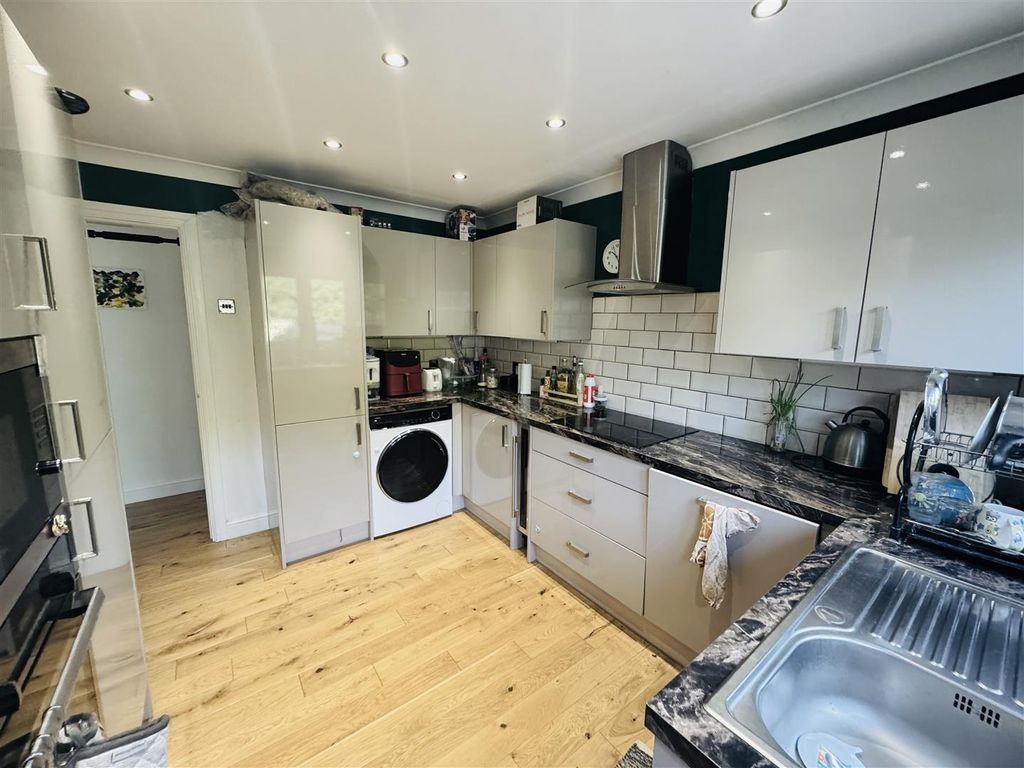 Property photo 3 of 19 Kitchen