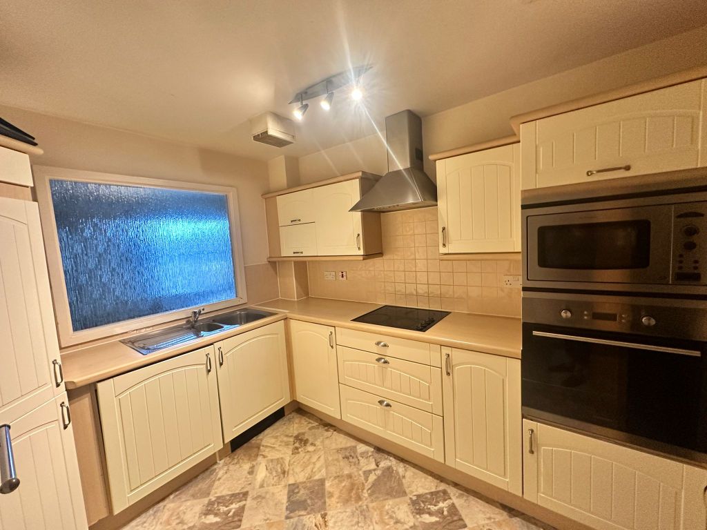 Property photo 3 of 10 Kitchen