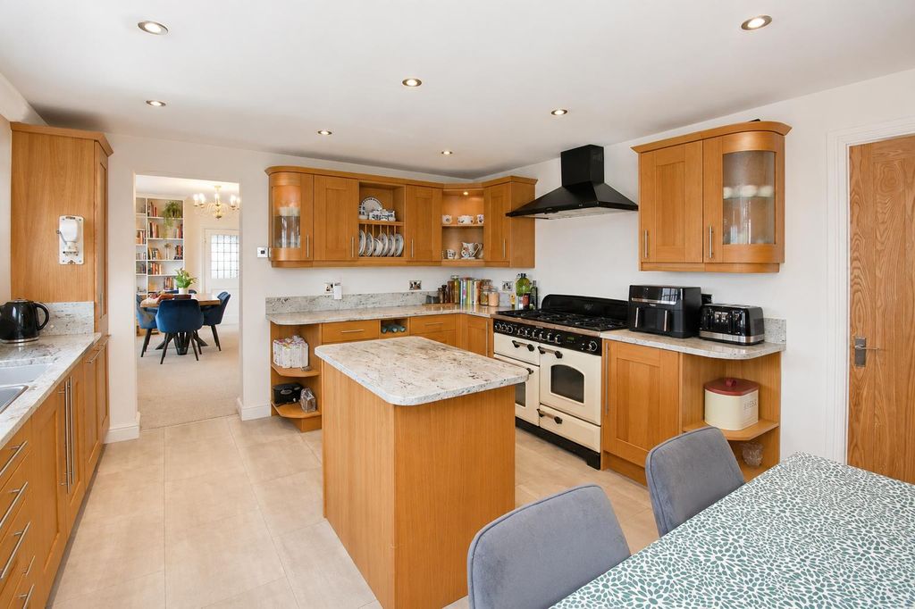 Property photo 3 of 31 Kitchen