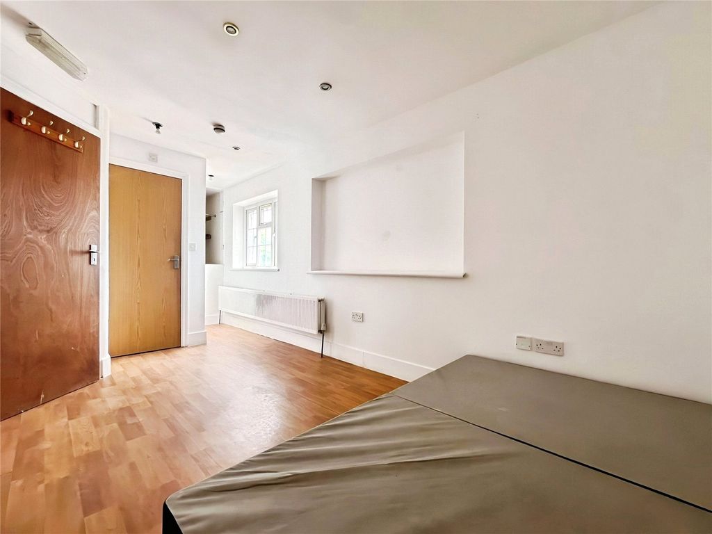 Property photo 2 of 6 Bedroom