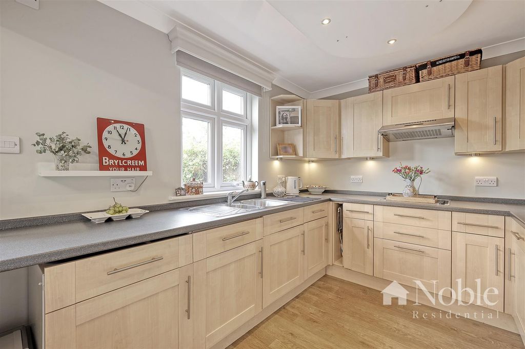 Property photo 3 of 25 Kitchen