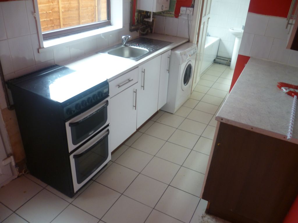 Property photo 3 of 9 Kitchen