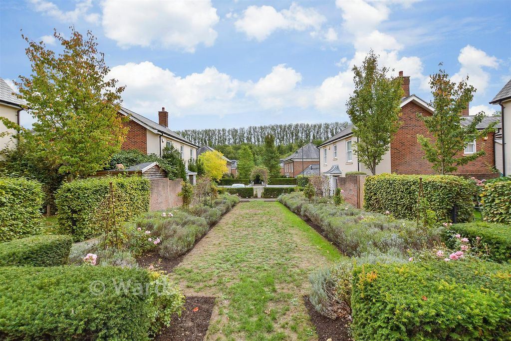 Property photo 2 of 18 Communal Gardens