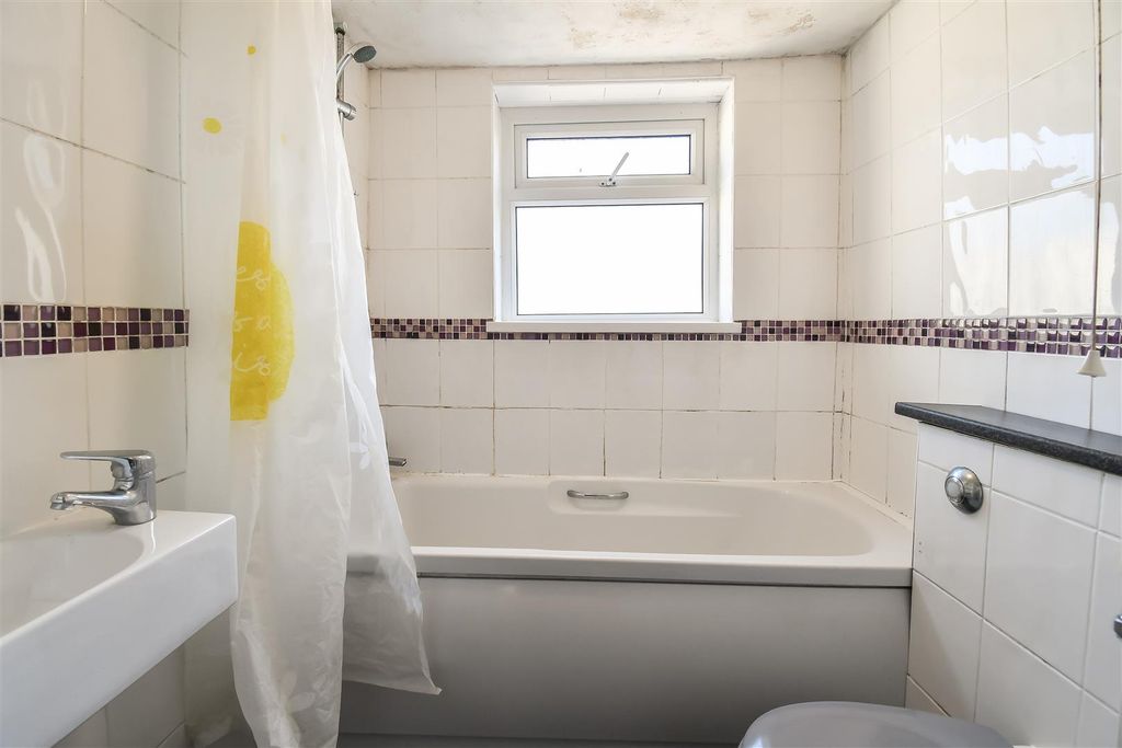Property photo 2 of 18 Family Bathroom