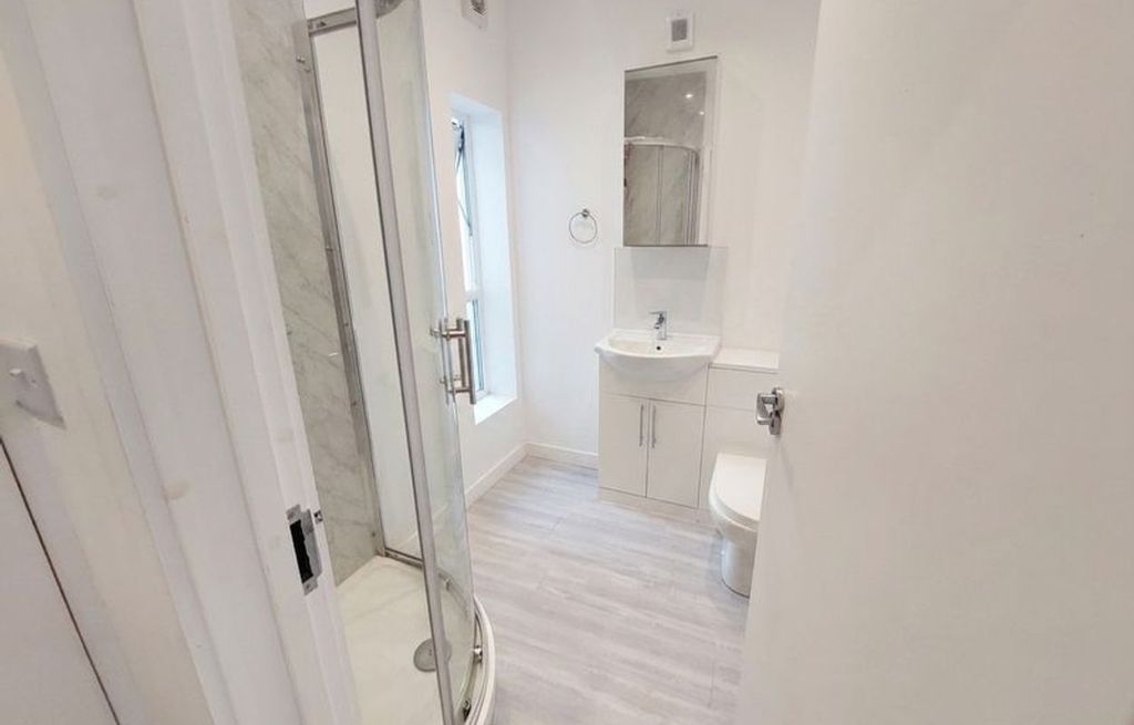 Property photo 3 of 6 Modern Shower Room