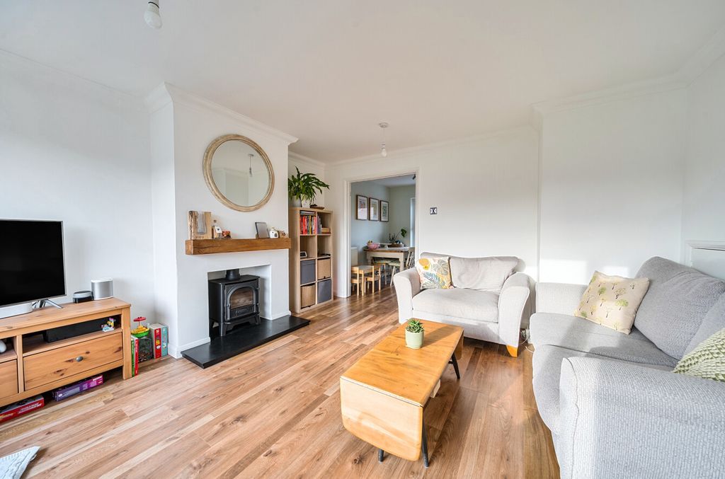 Property photo 2 of 11 1402576-22-696Fa0...