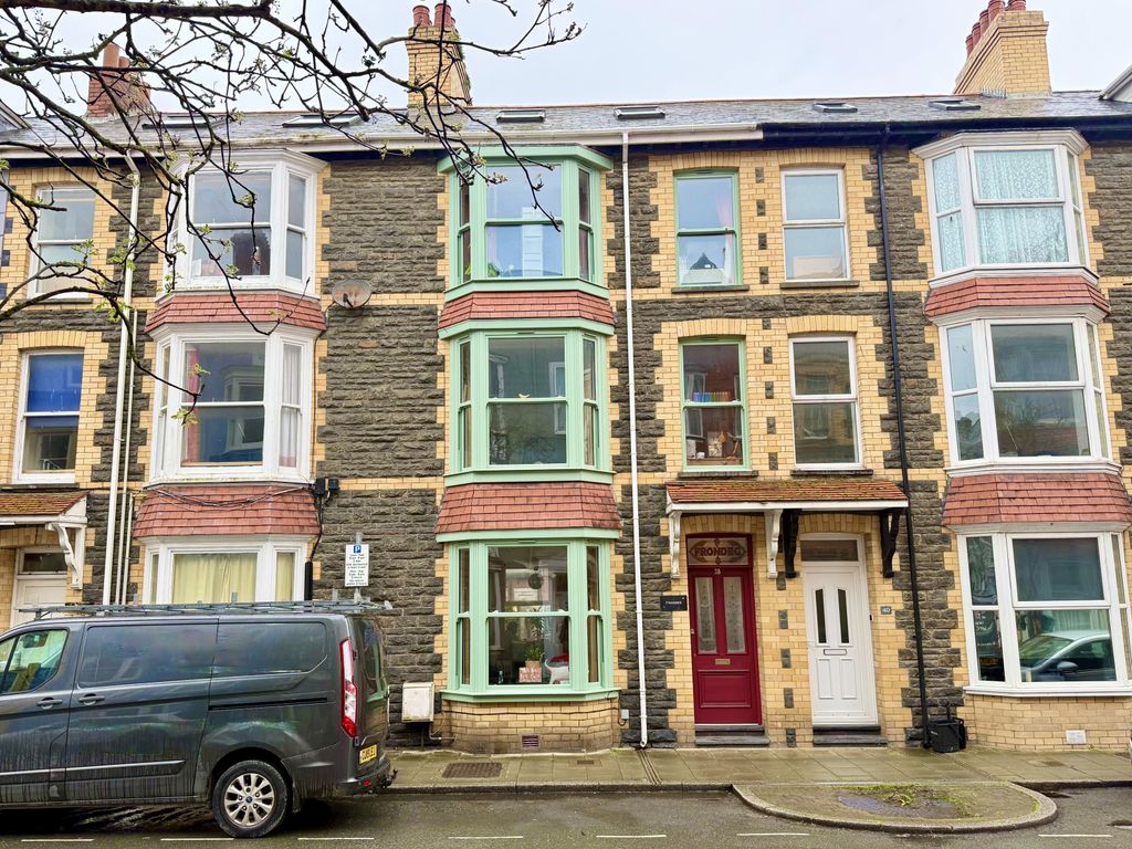 Property photo 1 of 33 5-Bed Terraced House For Sale
