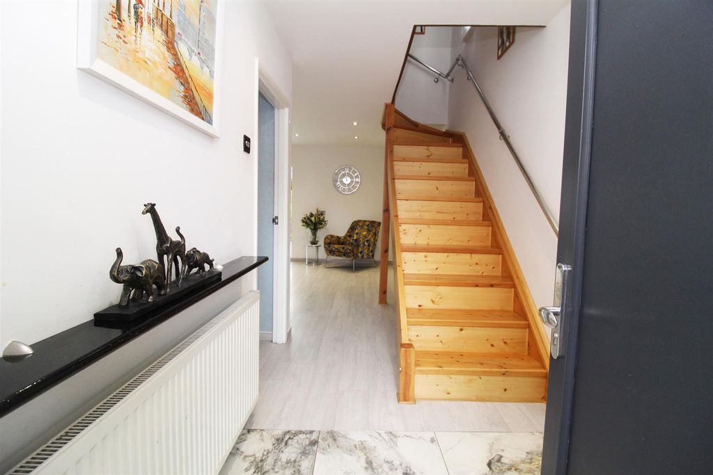 Property photo 2 of 31