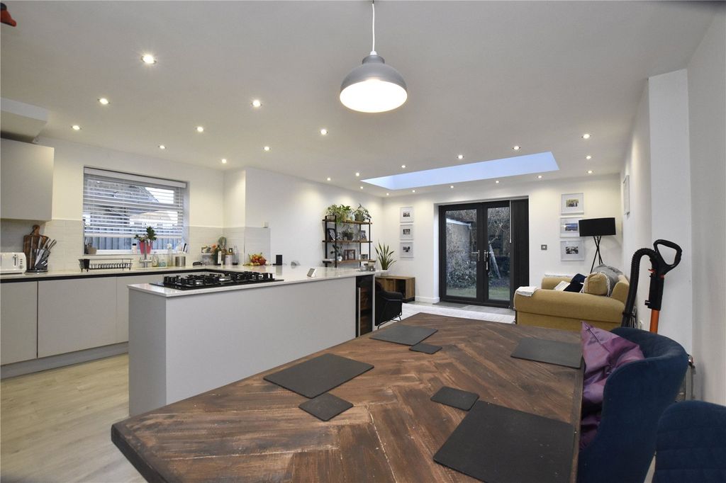 Property photo 2 of 18 Picture No. 13