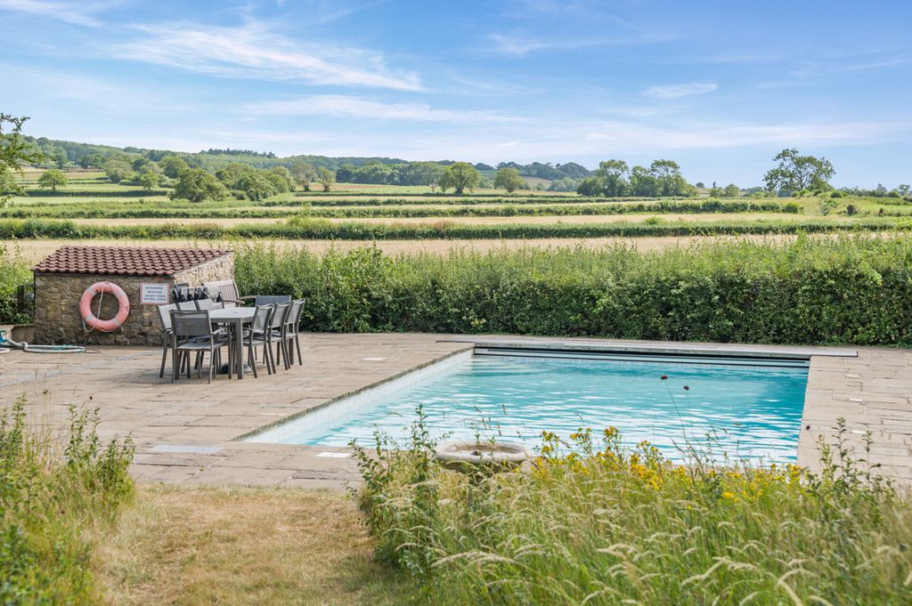 Property photo 2 of 39