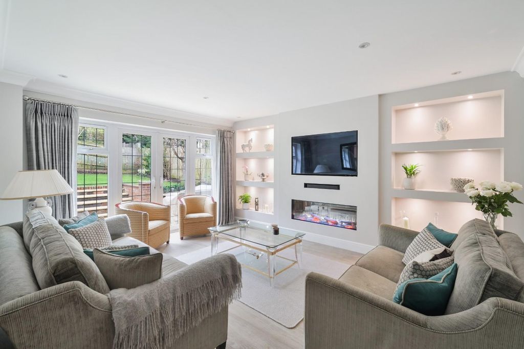 Property photo 2 of 25 Walkfield Drive