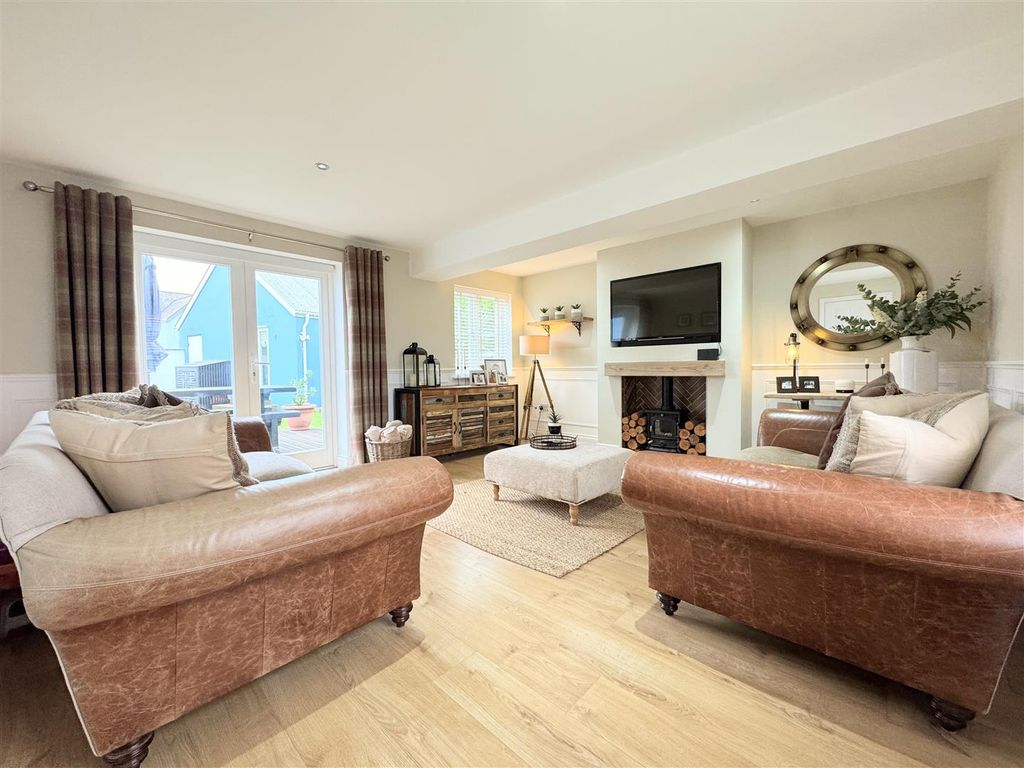 Property photo 2 of 39 Lounge